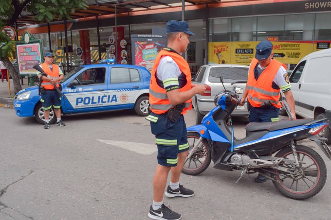 PoliciaCbaOf's tweet photo. #CAPVI #Control de una motocicleta marca Yamaha con un joven de 17 años #Aprehendido en B°Jose I. Díaz 2° Sección. Se procedió al secuestro del rodado, el cual presentaba el número de cuadro adulterado. https://t.co/q1WNIVIbN5