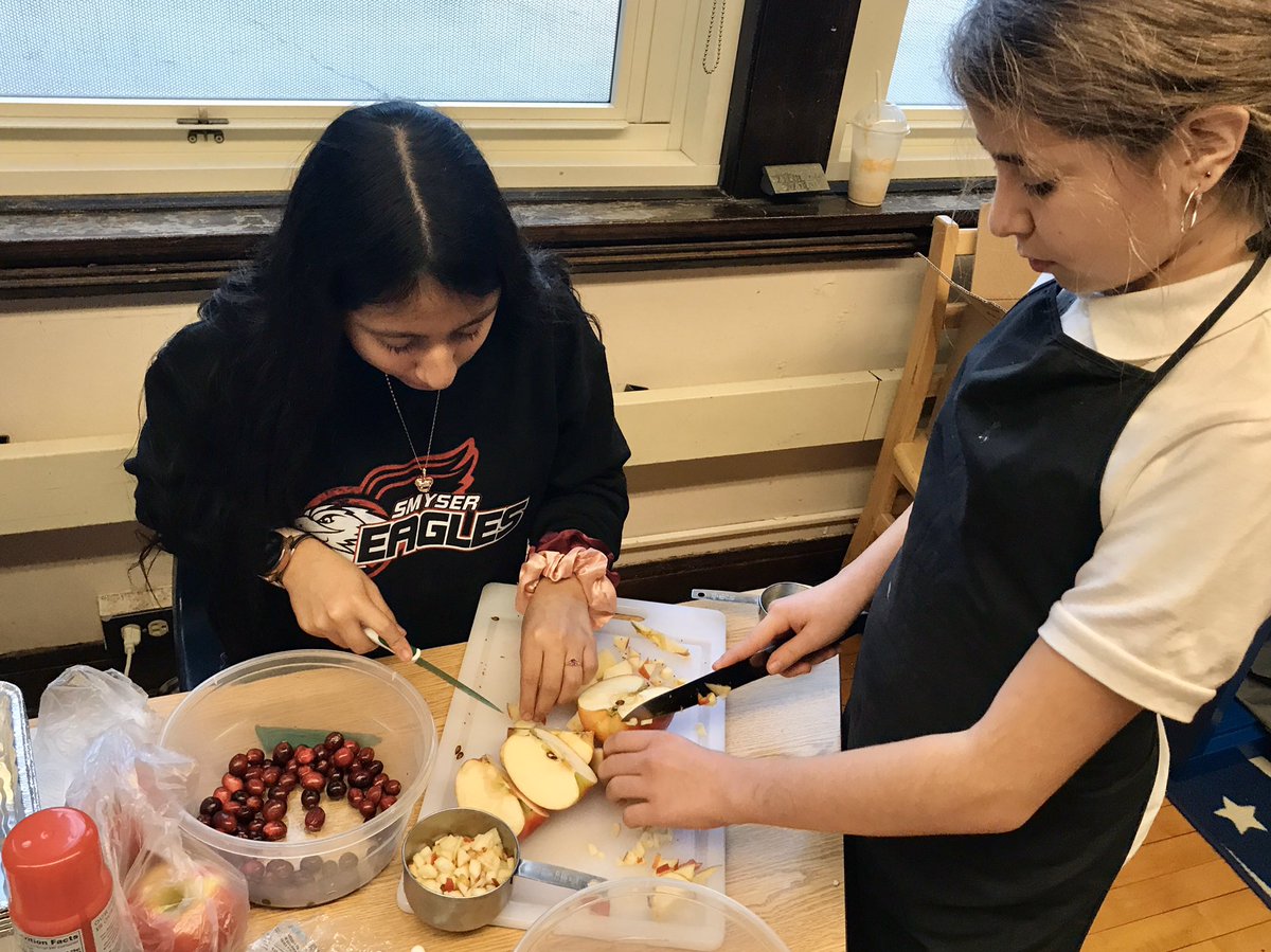 APJanka's tweet photo. Some @ChiPubSchools #GoSmyser Eagles working on a baking project on the day before Thanksgiving… The whole school was filled with the aroma of baking bread! Learning always feels good, if only it always smelled so good!
@FriendsOfSmyser @JerryTravlos @CPSN1Chief #CP_yeS! https://t.co/Hb7ajItqcF