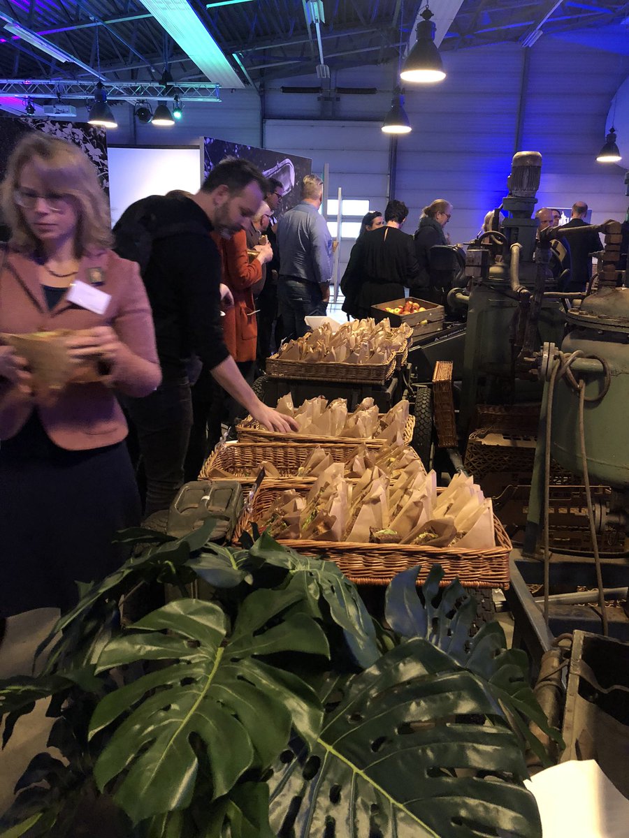 Lunchtijd op het #cultuurcongres! Ja, je kunt nu gaan lunchen en netwerken, maar je kunt ook spontaan gaan speeddaten met de medewerkers van Team Cultuur. Maak kennis, praat bij, stel een vraag! Kortom, stort je culturele hart uit! #cultuurcongres #CheckinCultuur