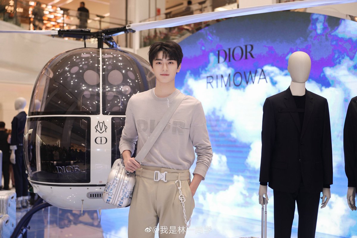 _LinYi99's tweet photo. #DIORandRIMOWA AMAZING NIGHT！遇见了我的真爱旅行箱，让我们一起在路上邂逅最美丽的风景吧。#DIOR迪奥 https://t.co/JJMWlHS1Si