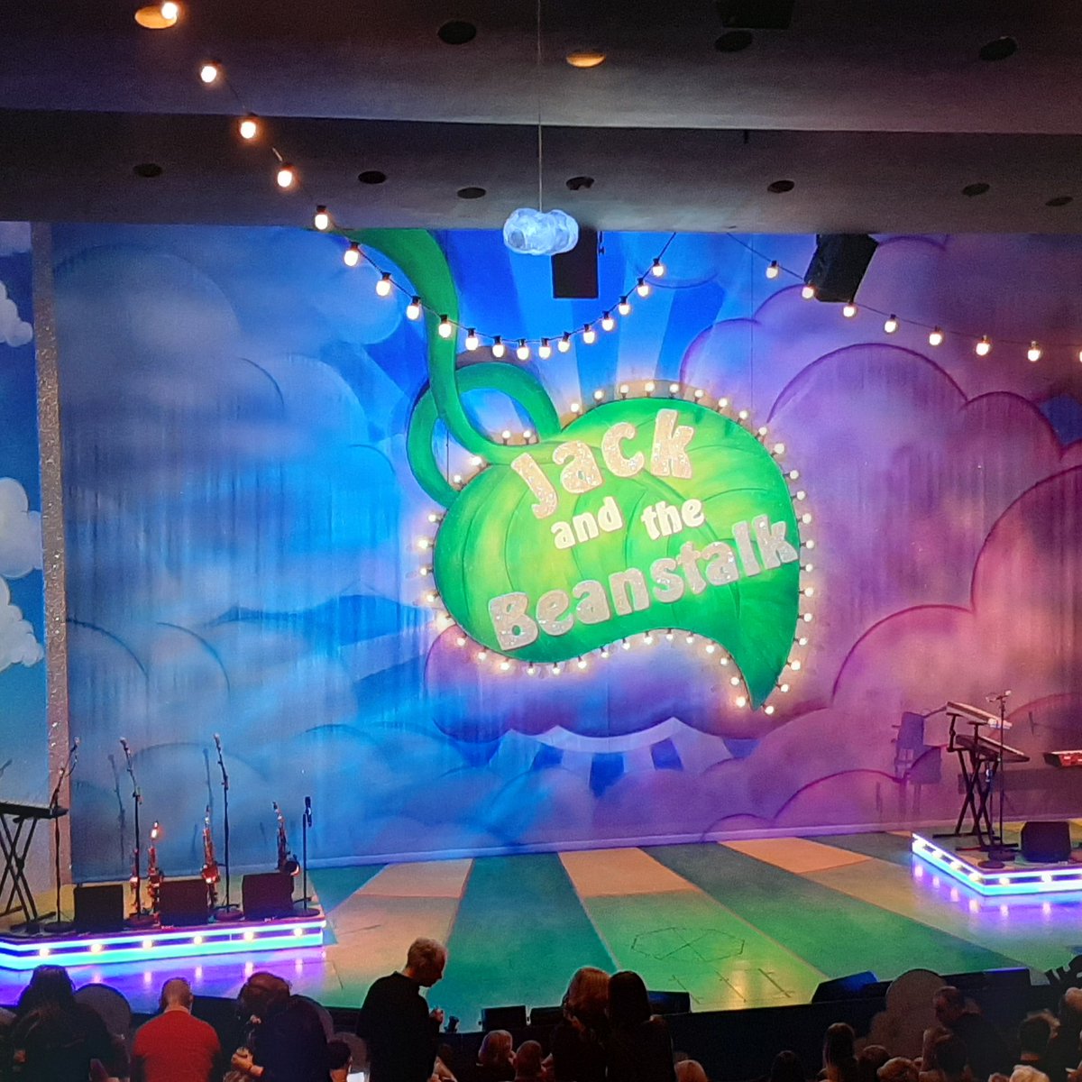 Llawer o hwyl at @ClwydTweets panto last night. Vibrant, jazzy and completely ridiculous. Loved it! #theatre #pantomime #ohyesitis #beginningtolookalotlikechristmas