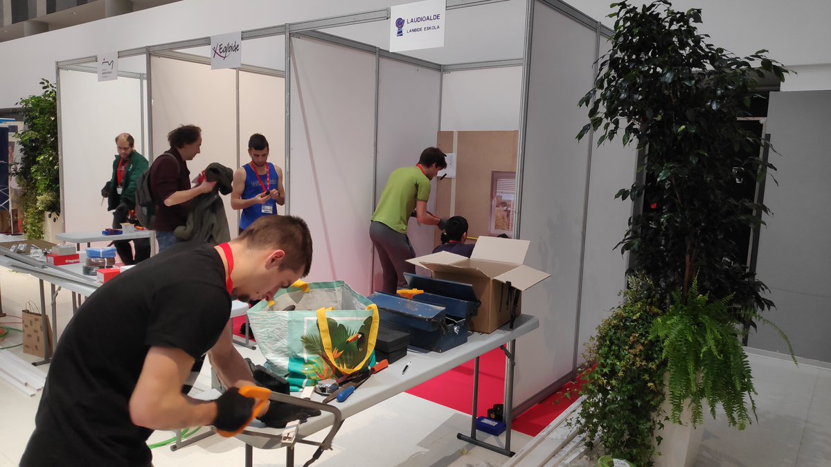 Laudioalde's tweet photo. Nuestros chicos/as de IEA y SEA participando en el campeonato de electricistas. Connect 2019 en el Palacio Europa de Vitoria-Gasteiz #FotosLaudioalde #LaudioaldeEskola #Connect2019 @ikaslanaraba https://t.co/vlj1mvnugh