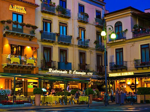 Ristorante 'O Canonico offers the perfect spot to wine and dine and experience the spectacular Christmas decorations in Sorrento's Piazza Tasso. Take a look at the fantastic 'light show' this evening from their live webcam.
ristorantecanonico.com/en/live-webcam…