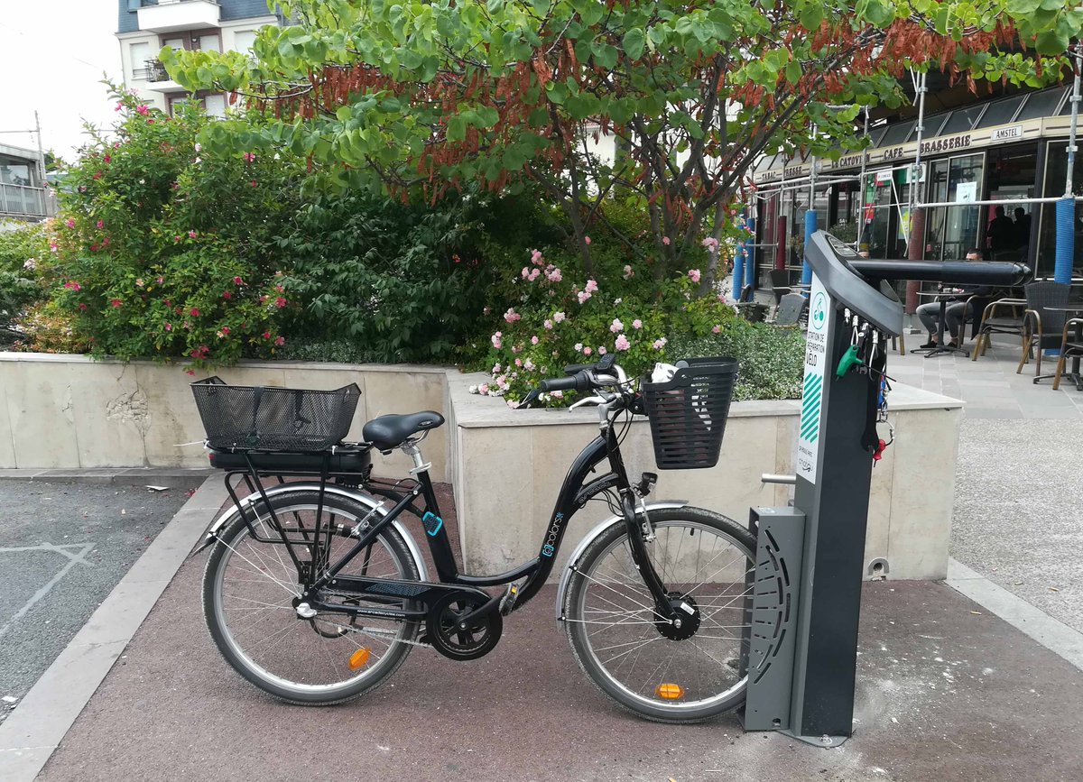 À quoi servent ces bornes rouges (souvent) implantées près des gares ? 
Dans le cadre du plan Vélo, l'Agglo et les villes les mettent à disposition des cyclistes pour des réparations et leur permettre de (re)gonfler les pneus de leur vélo ! 
ow.ly/8B5650xmh5P