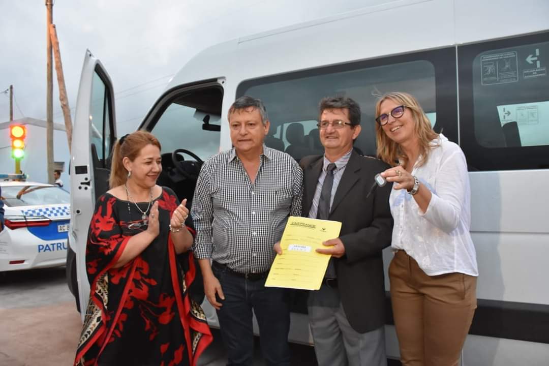 EL GOBERNADOR PEPPO, LA MINISTRA MOSQUEDA Y LA INTENDENTE CHOMIAK ENTREGARON UN MINIBUS A LA ESCUELA AGROPECUARIA DE CHARATA