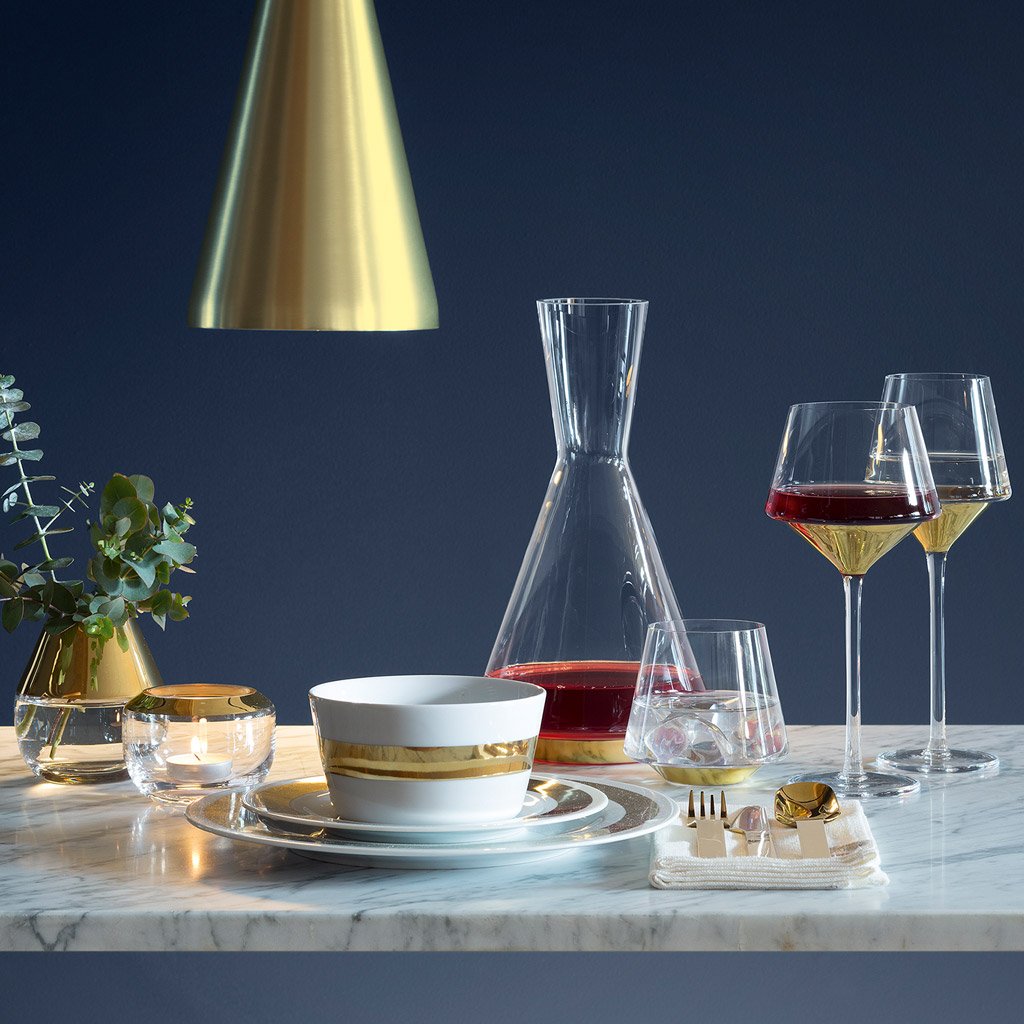 _designjunction's tweet photo. Inspired by planets, rockets & constellations of stars, the @lsa_int Space collection is painted with striking bands of #gold & platinum adding modern glamour to any festive occasion. #LSA #festivedining #goldtable #golddecor #luxurydesign #luxuryhomedecor https://t.co/nhHwzxg6iE