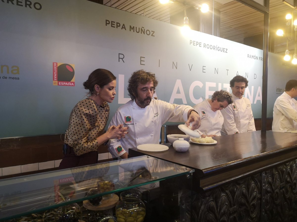 Aceitunas de España (@aceitunasesp) on Twitter photo ¡Nos vamos a cocina! Nuestros chefs están preparando sus recetas en directo. Empezamos con <a href="/DiegoGuerrero75/">Diego Guerrero</a>. ¡Te sorprenderá! #ElRetoDeLaAceituna ¡Nos vamos a cocina! Nuestros chefs están preparando sus recetas en directo. Empezamos con <a href="/DiegoGuerrero75/">Diego Guerrero</a>. ¡Te sorprenderá! #ElRetoDeLaAceituna