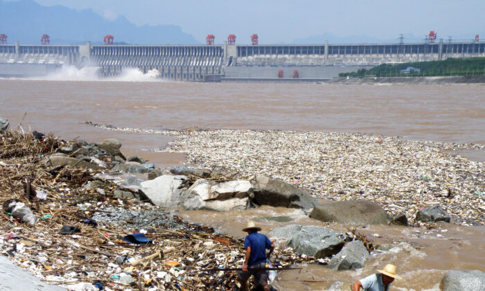 Jonathon_I14's tweet photo. When are we going to stop exporting our waste to other countries to deal with.  Scenes like this Chinese river will haunt us for generations unless we start dealing with the problem properly.  Waste to energy not export! https://t.co/ODlWXJeLTv