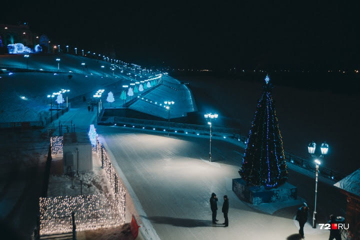 Куда сходить в тюмени зимой 2024. Медведи суэнко тюмень. Каток тюмень 2022. Катгк набережной тюмени. Новогодняя тюмень.