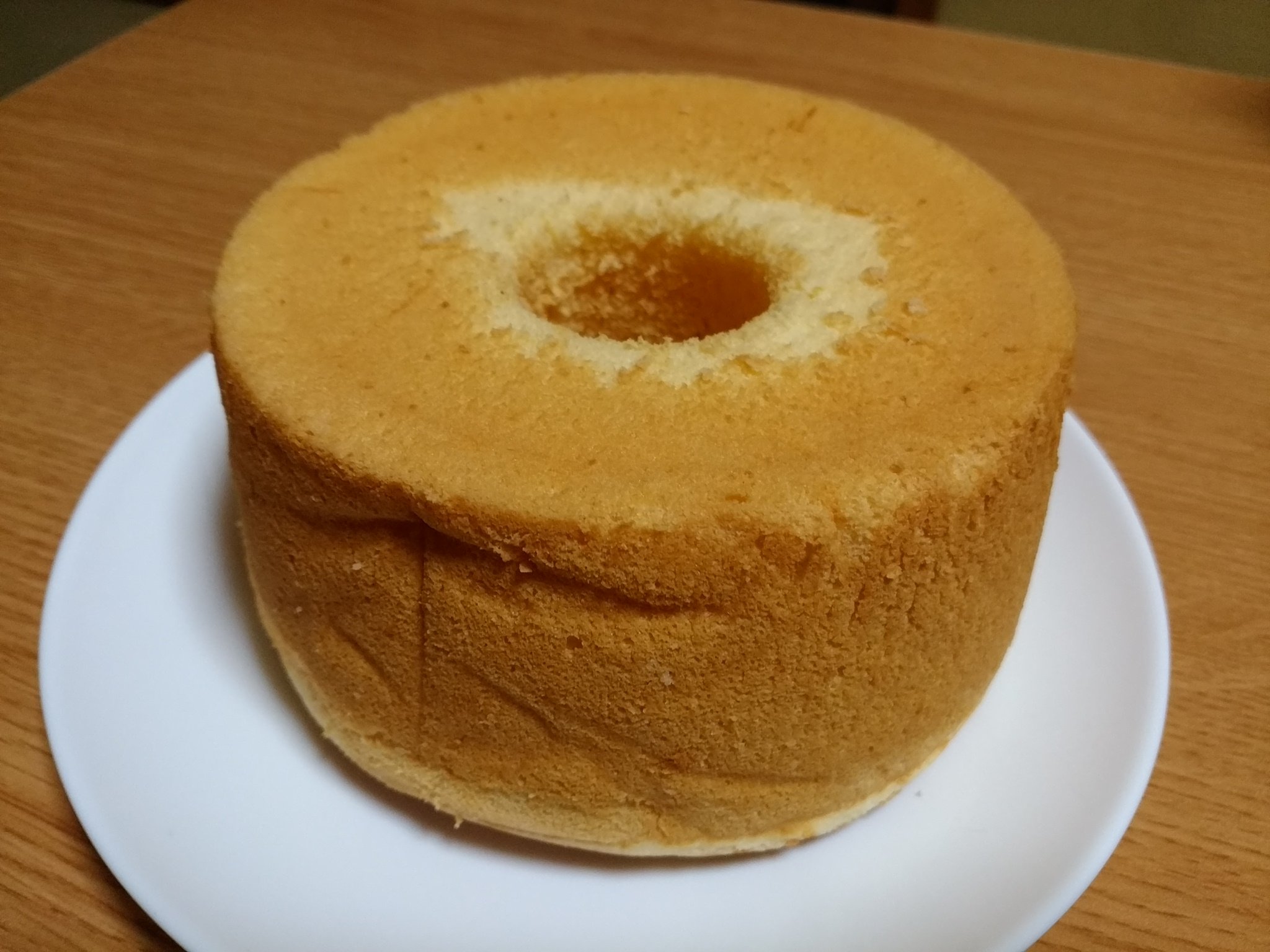 やすけちゃん 今日11月28日は誕生日 マリーポアラーヌ 香呂店 のシフォンケーキ をいただき食べるとフワフワでかなり美味しいじゃないの シンプルだけどパン屋さんのシフォンケーキとは思えないぞ 11月28日 誕生日 マリーポアラーヌ香呂店