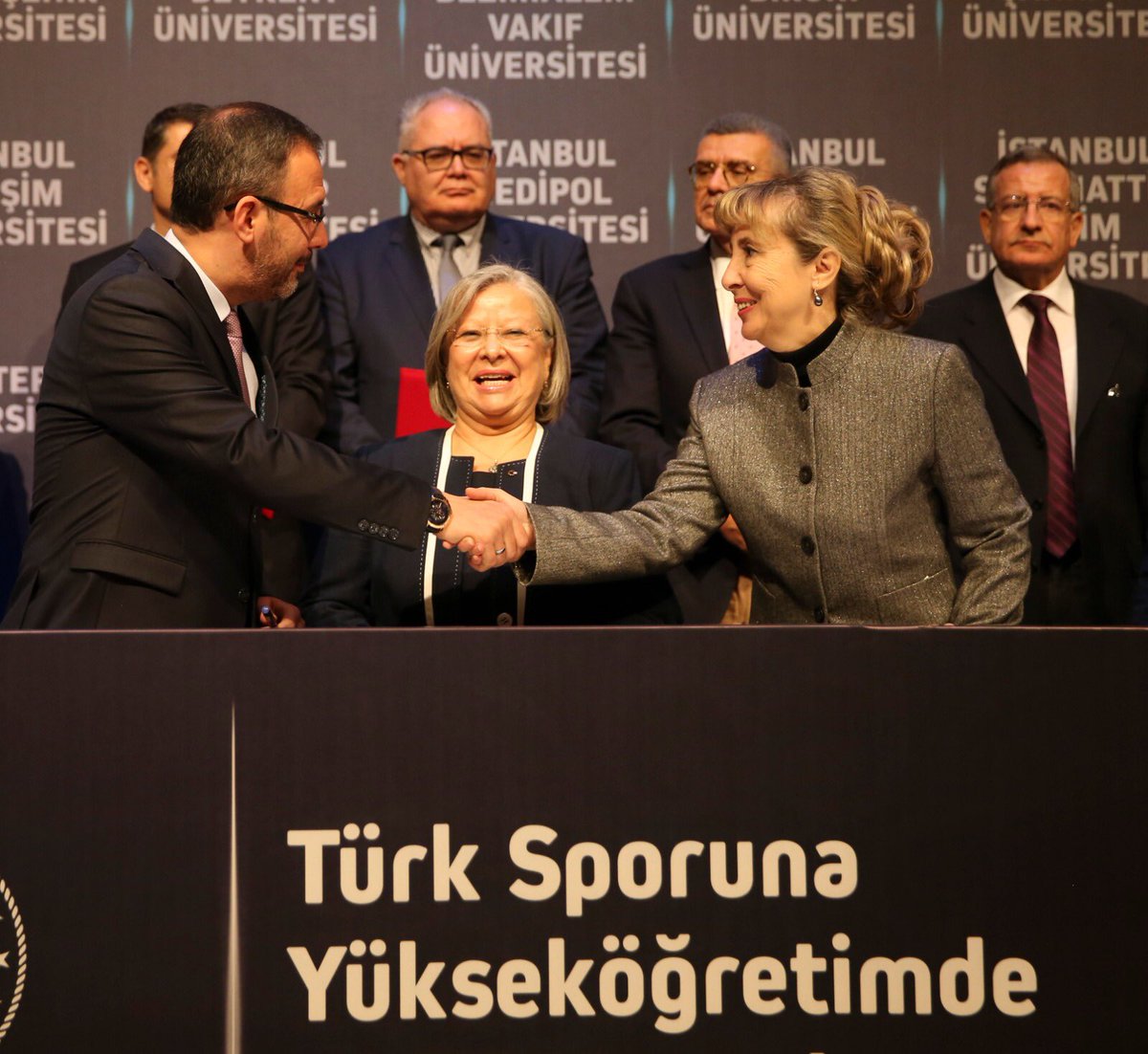 kasapoglu's tweet photo. Gençlik ve Spor Bakanlığı olarak sporcu bursu ile ilgili önemli bir adım attık ve 28 vakıf üniversitesi ile tarihi bir anlaşma imzaladık.  

Uluslararası seviyede başarı kazanan elit sporcular artık vakıf üniversitelerinde tam burslu okuyabilecek. #GücümüzGençliğimiz https://t.co/BbkIkObdog