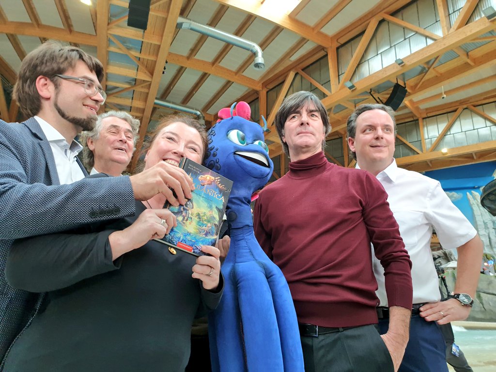 ep_sprecher's tweet photo. Der Einlass in die neue Wasserwelt, mit der Familie Mack sowie Franziska van Almsick und Joachim Löw hat begonnen. 😎 Jetzt dürfen sich die Pressevertreter umschauen… #Rulantica https://t.co/taCrsIdL7G