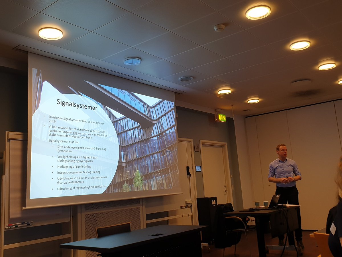 alinaprotsyk's tweet photo. Spændende foredrag om projektledelsen i Banedanmark
#ledelde19 #ida https://t.co/XRiGDkWKOG