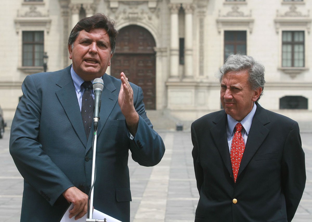 ConvocaPe's tweet photo. Durante la operación de la policía brasileña #CastillodeArena se encontraron documentos de #CamargoCorrea donde figuraban nombres de funcionarios apristas al lado de anotaciones de sumas de dinero. Entre ellos, el nombre de Hernán Garrido-Lecca. ➡ https://t.co/m94OvJn3zW (2/2) https://t.co/jBJFbsFAYo