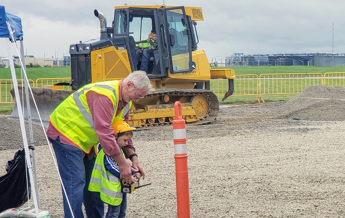 AOGeotech's tweet photo. Thankful for the many kids who stood in line to "drive" our equipment at #DozerDaysKC! Gives us hope for the future of the construction workforce! Have a wonderful Thanksgiving, friends. #WeAppreciateYou @NUCA_KC #TurkeyDay https://t.co/5EZl3eGHhl