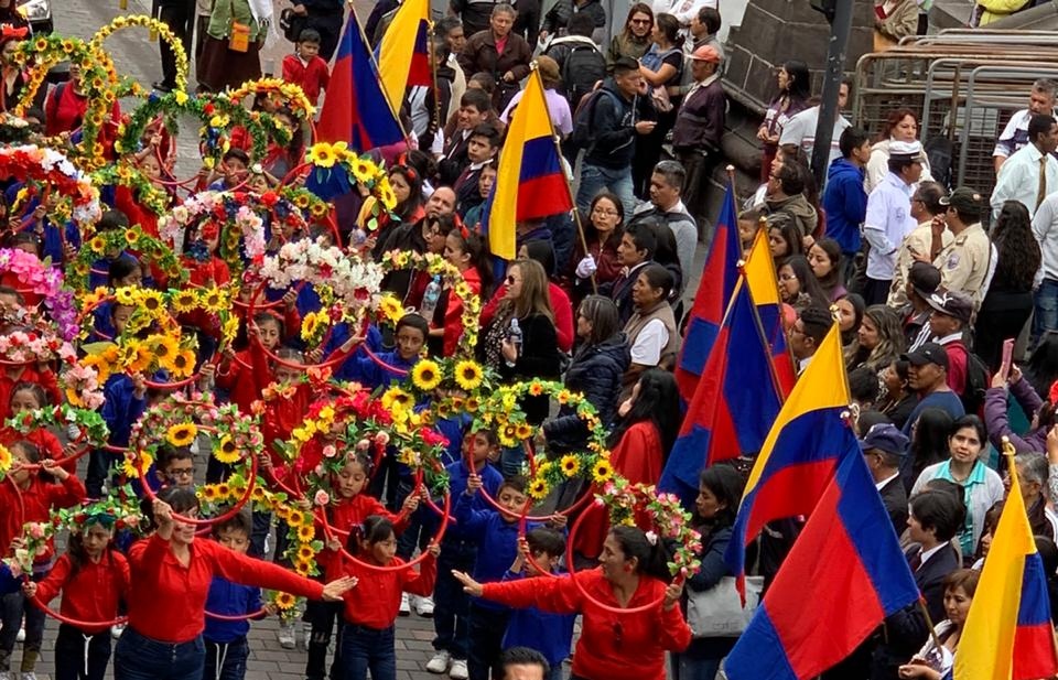 EduardoDelPozoF's tweet photo. Con danzas, bastoneras y bandas, estudiantes de 20 #ColegiosMunicipales participan en el #embanderamiento de la ciudad. Este acto pinta de alegria nuestro #Quito por sus 485 años de Fundación.
💙❤️💙 https://t.co/561ZWBXrhV