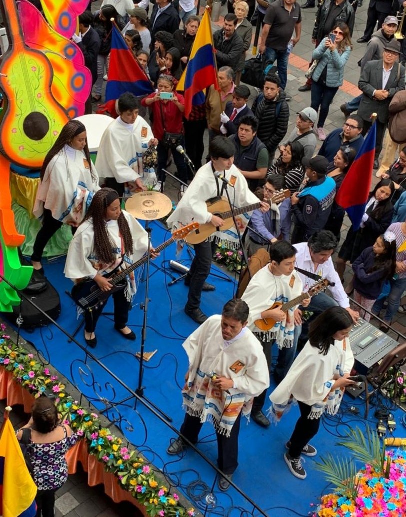 EduardoDelPozoF's tweet photo. Con danzas, bastoneras y bandas, estudiantes de 20 #ColegiosMunicipales participan en el #embanderamiento de la ciudad. Este acto pinta de alegria nuestro #Quito por sus 485 años de Fundación.
💙❤️💙 https://t.co/561ZWBXrhV