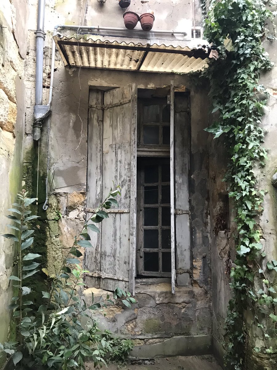 Visite du 7 rue Veyrines : immeuble en partie ruiné acquis par inCité pour produire une nouvelle offre de logement social. Un projet qui fera l’objet d’une revente à un bailleur social pour réhabilitation complète de l’immeuble. <a href="/dihal/">Mandy Dihal</a> #habitatindigne #Bordeaux