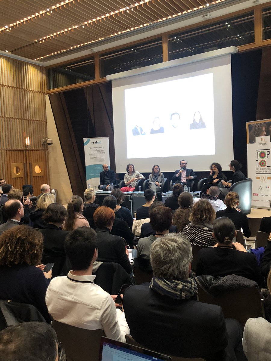 AFMD_Diversite's tweet photo. [🔝 Live] @AFMD_Diversite anime sa table-ronde sur le thème des #algorithmes et de l #IA. Salle comble pour écouter nos intervenants ➡️ @MozaikFondation 
@houcem_hamza @camille_morvan @Julien_OHANA @floreal74 @AFMD_Diversite https://t.co/XG9LufRewy