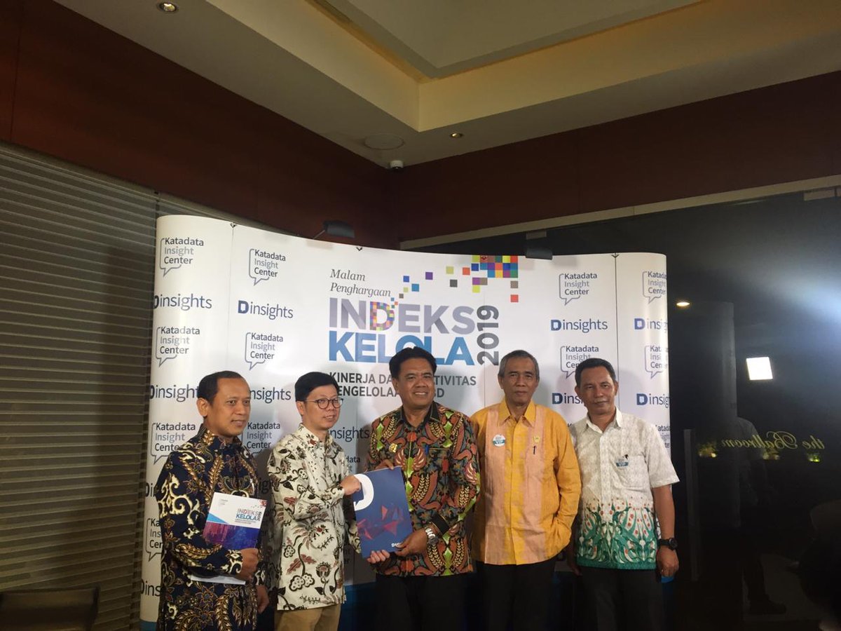 Sebelum acara, Katadata dan Bupati Sangihe melakukan penandatanganan MoU kerjasama riset dan publikasi untuk mengakselerasi dan menciptakan Inovasi Daerah. MoU ditandatangani CEO <a href="/KATADATAcoid/">Katadata.co.id</a> <a href="/metta_ds/">metta dharmasaputra | Katadata</a> dan Bupati Kepulauan Sangihe Jabes Ezar Gaghana. #IndeksKelola2019