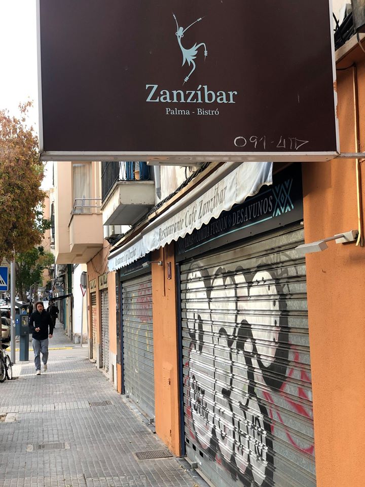 sialasterrazas's tweet photo. D.E.P. ZANZÍBAR. Hace poco más de un mes que las puertas del Zanzíbar cerraron para siempre tras 15 años de actividad. ¿La causa? El Ayuntamiento de Palma y su normativa restrictiva contra las terrazas. #sialasterrazasdepalma https://t.co/zKgjq2IbKs