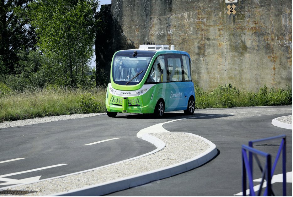 Pierre_Auberger's tweet photo. Plongée dans les coulisses de #Transpolis, une ancienne base militaire dans l'Ain reconvertie en ville laboratoire du véhicule autonome : le @GroupeColas y teste Flowell, sa solution de signalisation dynamique et modulable.
→ https://t.co/7esp635V2O @usinenouvelle #mobilité https://t.co/FuVkKCajEw