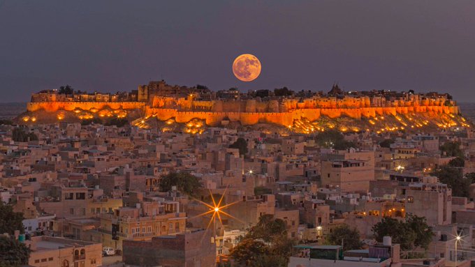 IncredibleVisit's tweet photo. #Rajasthan is home to colorful culture and impressive forts. Experience the enchanting beauty of this Princely State of India. Click https://t.co/dJZV5wafcg tour details. #VisitIncredibleIndia #RoyalRajasthan #IncredibleIndia #MyRajasthan https://t.co/A4KjTr8chB