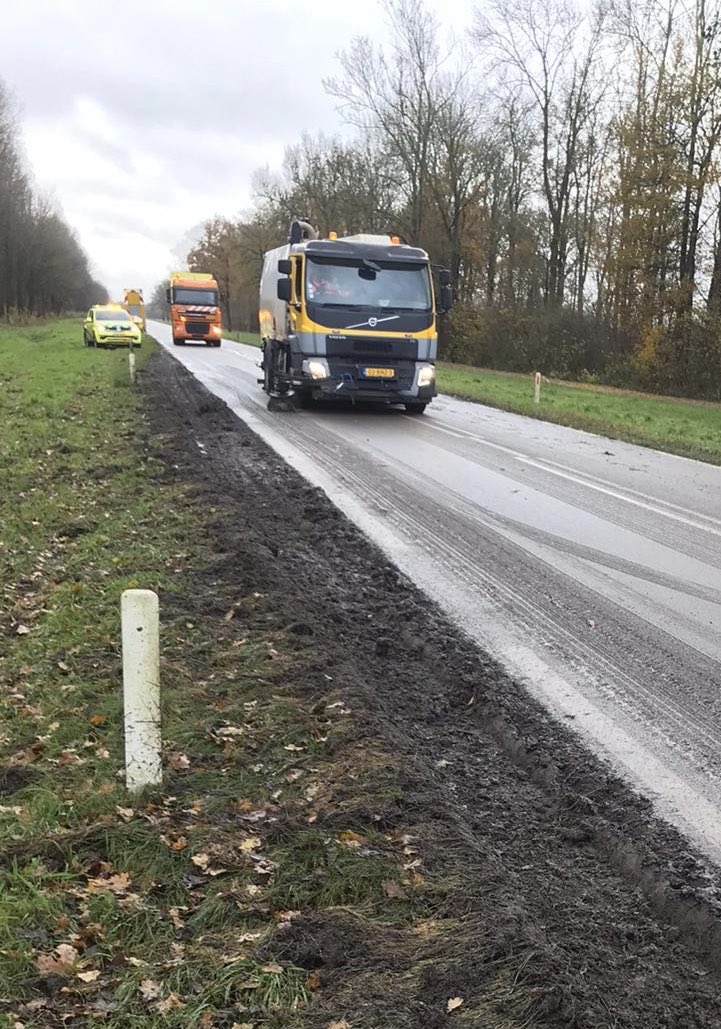 vanderKOLK_f's tweet photo. #Biddinghuizen . Een bermspoor op de #N708. Door de regenval van de laatste dagen en #oogsttijd modder op de wegen. #Schoon #veiligheid. https://t.co/ht4XGeCV1J