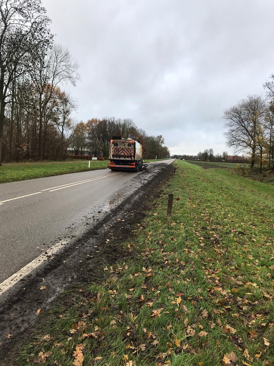 vanderKOLK_f's tweet photo. #Biddinghuizen . Een bermspoor op de #N708. Door de regenval van de laatste dagen en #oogsttijd modder op de wegen. #Schoon #veiligheid. https://t.co/ht4XGeCV1J