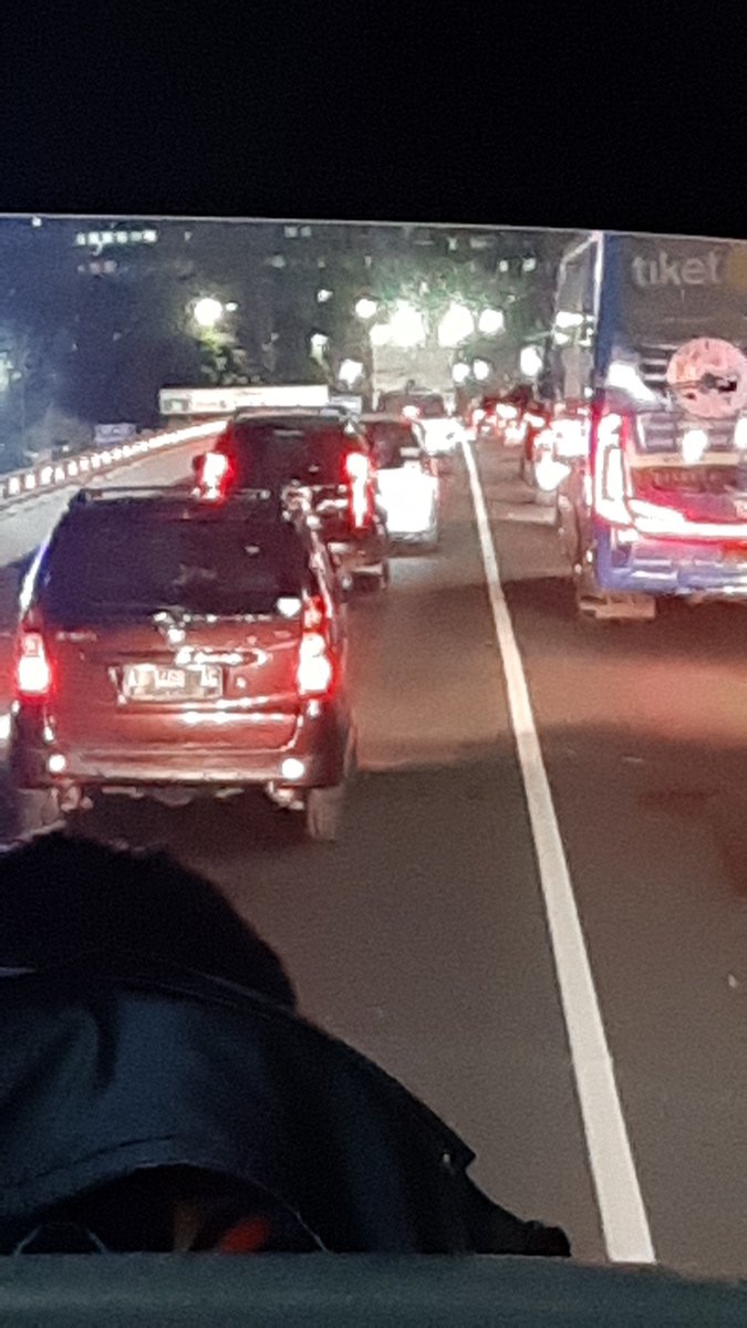 limasiwan's tweet photo. @TMCPoldaMetro @SonoraFM92 lalin tol dlm kota semanggi arah tomang padat sebaliknya ramai lancar https://t.co/dT2PAOnB4m