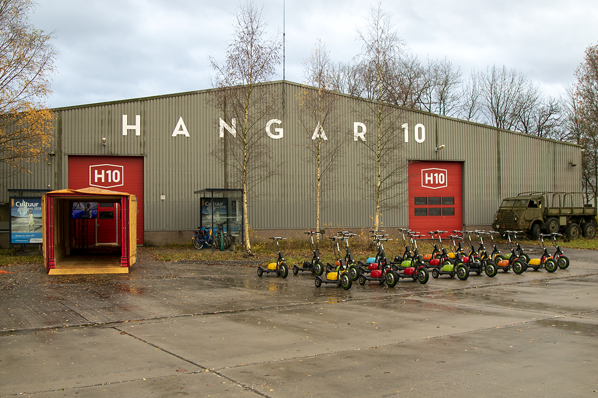 Attentie, bezoeker van het #cultuurcongres! Ga jij mee op expeditie op vliegveld Twenthe? Wees op tijd! Er zijn 2 manieren om een rondleiding te krijgen: in een Bluebird-bus met gids of als speurtocht op een 3-wiel Segway. Ontdek de geheime plekken van dit bijzondere terrein.