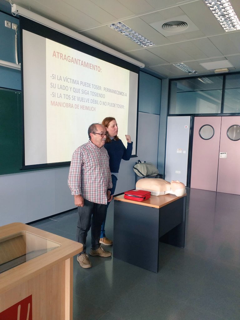umh1898's tweet photo. ¿Qué debemos hacer en caso de una persona que se Atraganta?

Recuerda, hacer la maniobra de #Heimlich

Lo aprendemos hoy en la sesión de #RCP en el seminario de @relabUMH https://t.co/SpwAmcPBvB