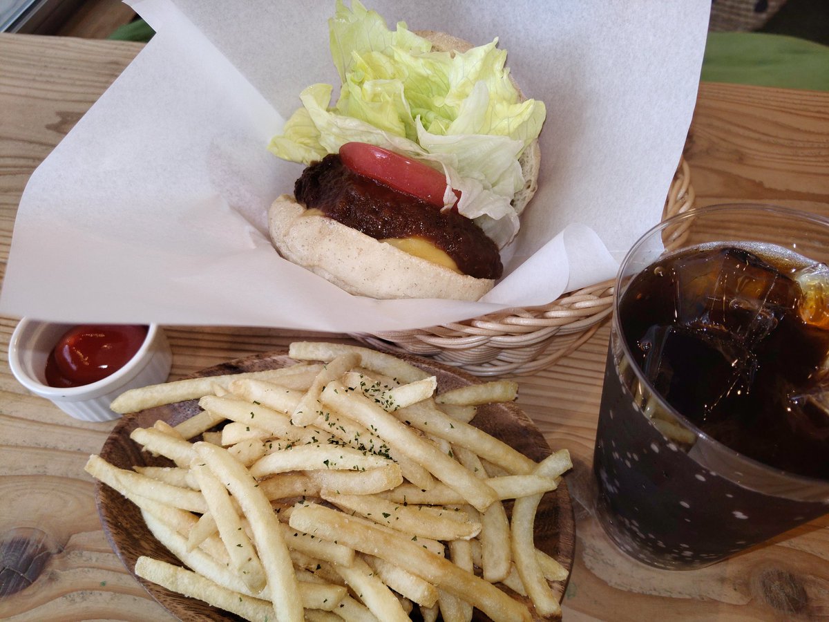 juda0713's tweet photo. 다케오시에서 먹은 음식
-다케오버거🍔
엄청 유명한 곳이라던데 맛있습니다. 추천합니다. 하지만 전 맥도날드가 더 좋습니다.🙈
-라멘🍜
타케오 온천으로 가다가 '원조' 글자를 보고 들어갔습니다. 짜지 않고 제 입맛에 딱 맞네요. 여기 베니쇼가가 너무 맛있습니다.👍
#佐賀
#TKBAWARDS
#後楽園 https://t.co/j0Vk06Go59