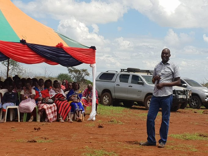 Amref_Kenya's tweet photo. We have the order from H.E President Uhuru Kenyatta to protect our girls from #FGM. We will not spare those who rob off our girls' future, they will face the law. #NicePlace #FGC @FirstLadyMbt @joelenku @daktari1 @NiceLengete @FirstLadyKenya @KajiadoGov https://t.co/VfbIYCQQyV