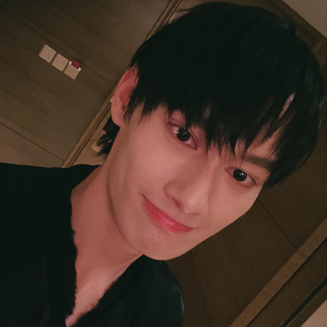 OO_0919_OO's tweet photo. 탁성이 인스타 업데이트🙌

" Happy thanksgiving day❤️🏰 "

마리우스님도 해피 추수감사절🍊💕 https://t.co/rzAl2iob9u