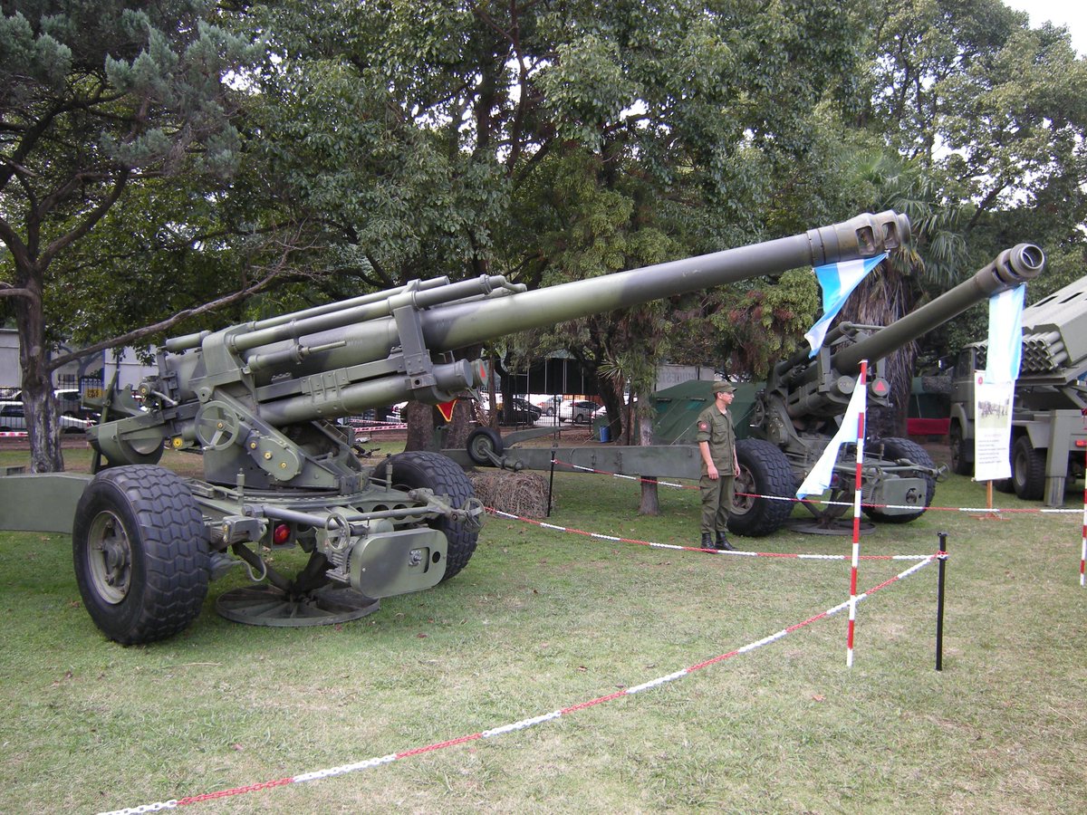 10/ In addition to a number of light and heavy (120mm) mortars, Argentina also deployed Italian OTO Melaria 105mm and indigenous CITEFA 155mm howitzers.