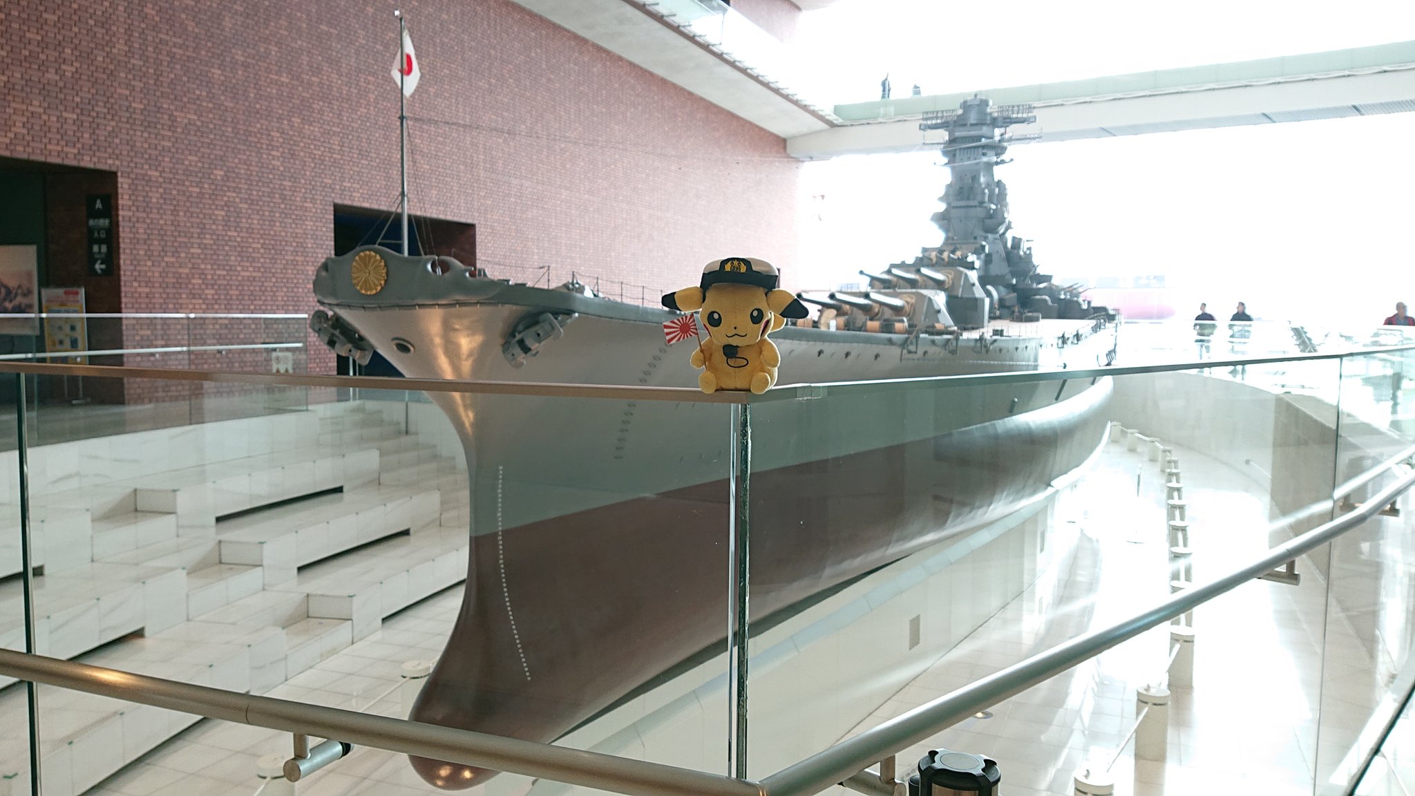 Orasのマツブサ様が好き 海自ピカチュウと戦艦大和 ぬい撮り ピカチュウ 護衛艦旗 軍艦旗 旭日旗 海上自衛隊 犬の自衛隊 いぬのかぶりもの 奇譚クラブ 戦艦大和 大和ミュージアム T Co M8awlovw1t Twitter