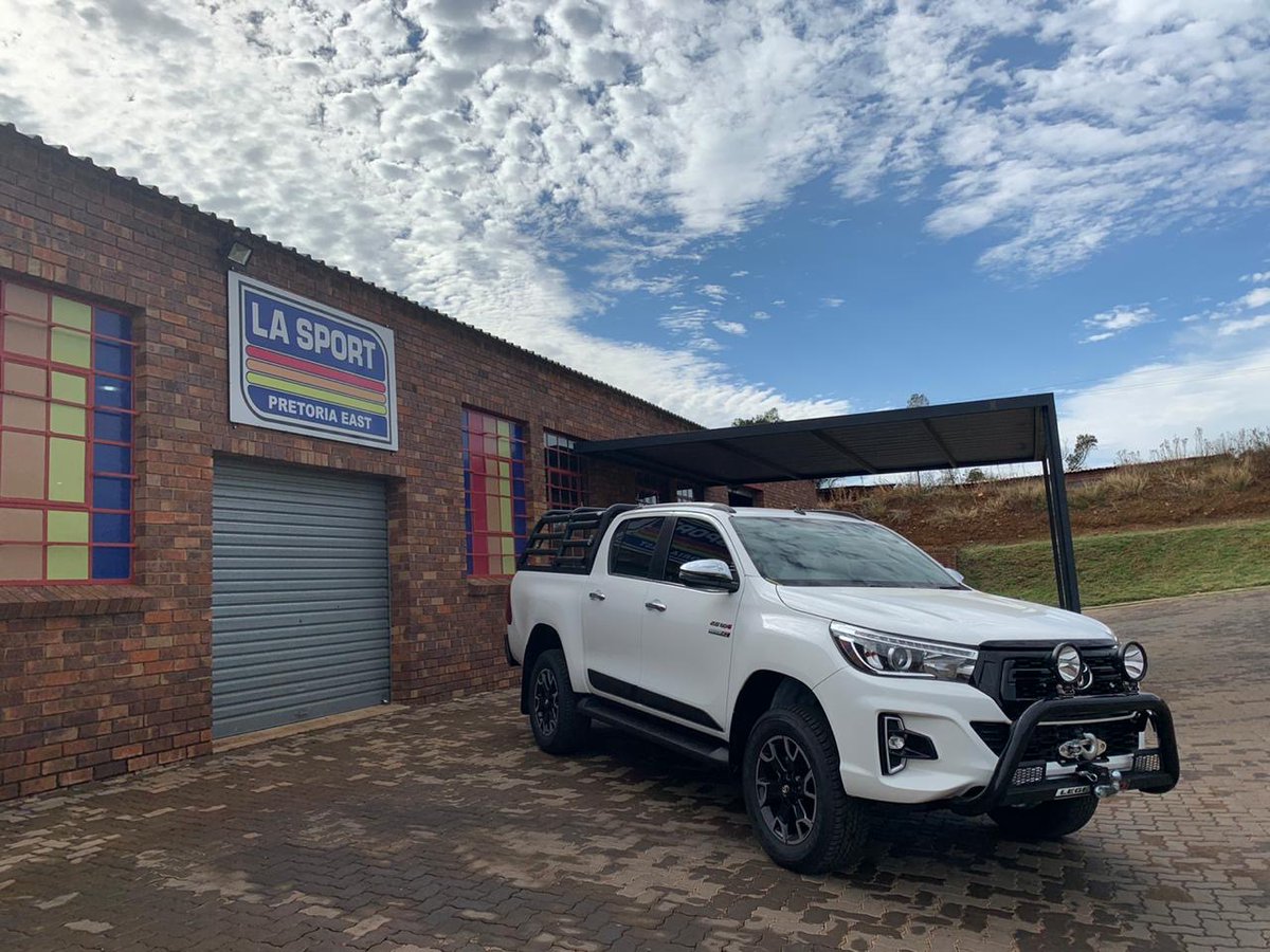 BDVComponents's tweet photo. 👀🚙🧐Which #4x4 accessories do you think will make your #bakkie turn heads?
Is it the #VisionX ADV Spot #LEDLights💡or a #Superwinch 9500lb with #syntheticcable 🚙 Which ever you choose, contact us: Info@bdcomponents.co.za Bakkies were styled at @PretoriaLaSport Pretoria East. https://t.co/rE20iYees3