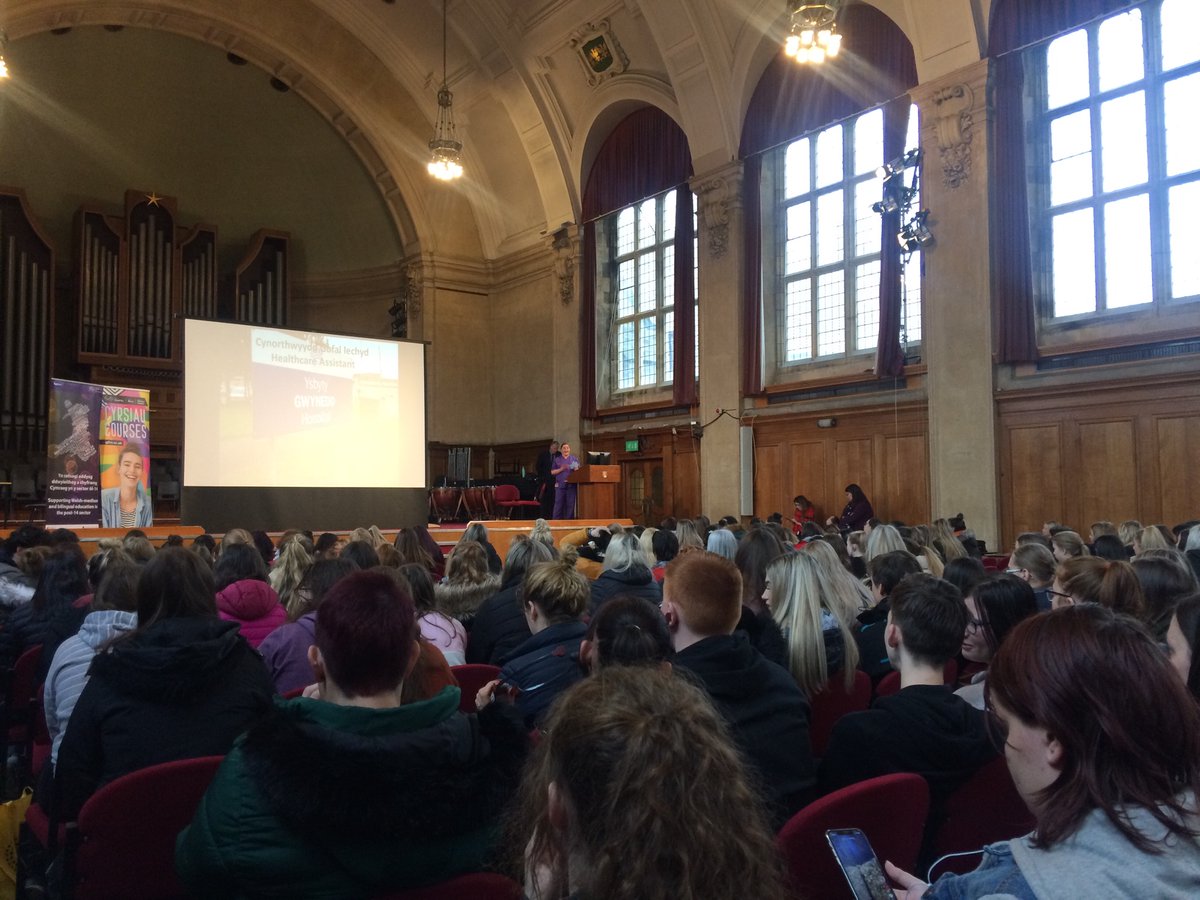 saliburns's tweet photo. Gwenllian Roberts myfyrwraig disglair nyrsio Bl3 yn siarad efo myfyrwyr @colegllandrillo am ei thaith fel person ‘sydd ddim ym academaidd’ @SCGLlM @colegcymraeg @SHSBangor @BangorNursing https://t.co/duKPh8YPKr