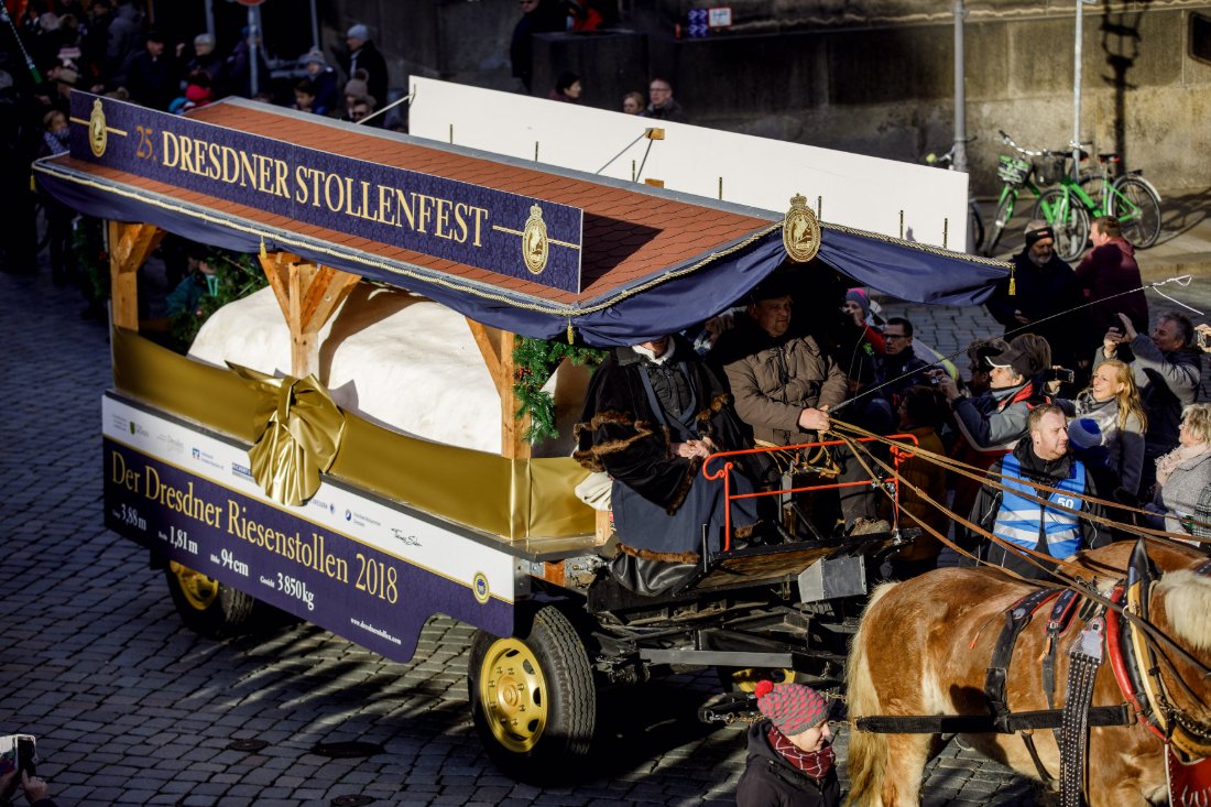 Night2Stay's tweet photo. .@Stollen Festival, #Dresden
The people of Dresden take things pretty seriously when it comes to Stollen - a fruit bread coated in sugar traditional to German Christmas. For 21 years, they have celebrated #Stollenfest 3/12/2019 https://t.co/qNirfGuH3e