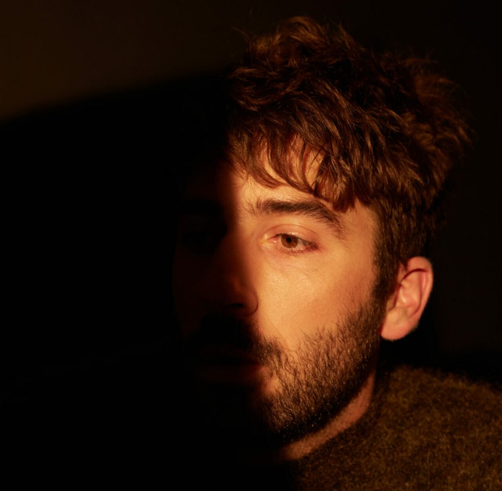 David Giguère lance ce soir son troisième album, « Constance » cinq ans après sa dernière sortie. Pour nous aider à nous mettre à jour, il a répondu à quelques questions! lesmeconnus.net/entrevue-eclai…