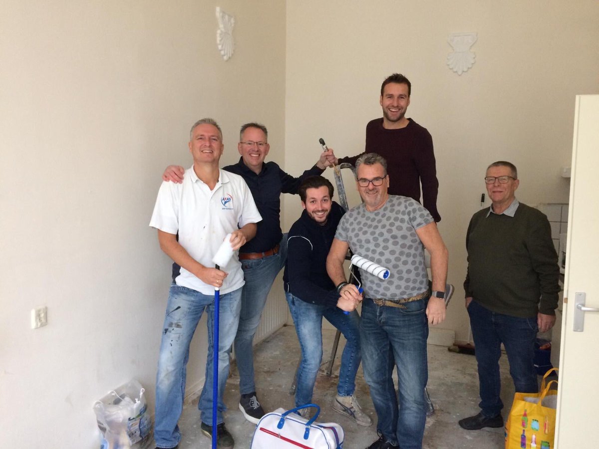 presentdordpap's tweet photo. LEKKER SCHILDEREN...@AFAS team heeft een jonge statushouder geholpen om zijn appartement woonklaar te maken. Top inzet! Dat is MBO! https://t.co/0mWfxcK91s