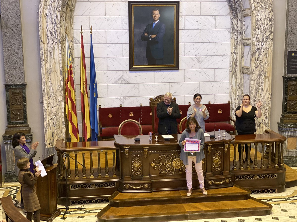💜Reconeixem el treball en atenció, sensibilització i prevenció de la violència de gènere a Manuela Alacaraz, Rosa González, Ángela Escribano i Cándida Barroso🙋🏼‍♀️ a l'acte institucional del #25N. 🚺 L'alcalde destaca que a #València les polítiques d'igualtat són prioritàries.