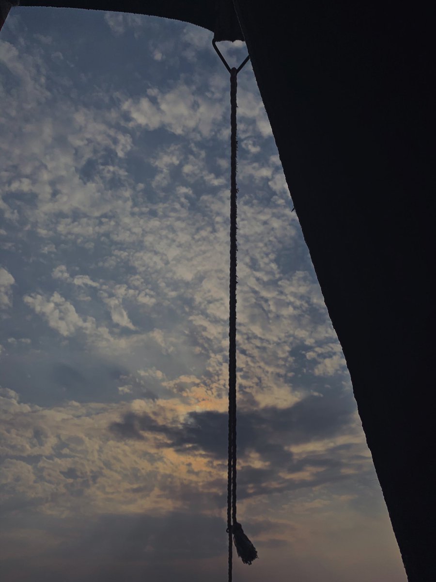 K29x_'s tweet photo. يا حلاة الدنيـا ، وهي غيـمَّ 🌩💙. https://t.co/NgMjUXeI6k