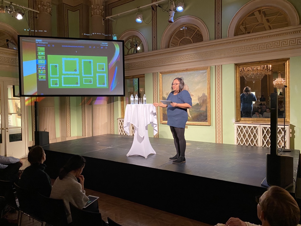 edu2net's tweet photo. Alicia on stage. #EveryoneCanCreate @aliciabankhofer https://t.co/fKetysiyOe