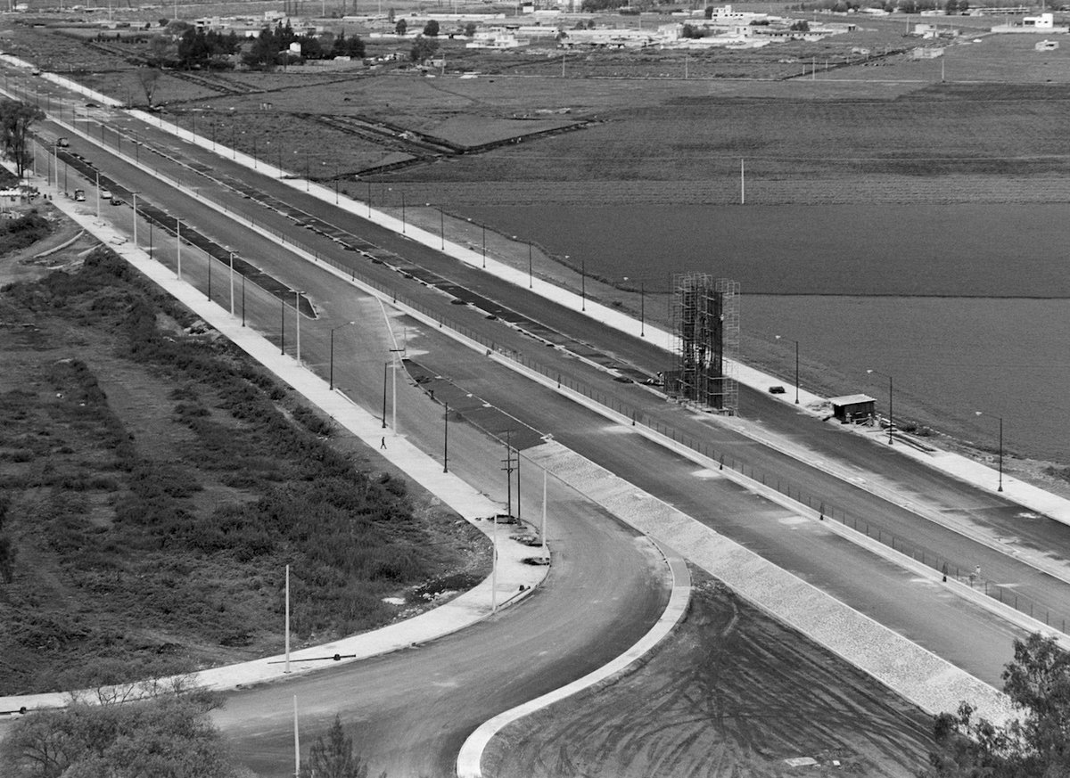 locatel_mx's tweet photo. El Anillo Periférico a la altura de Cuemanco en 1968, con la escultura "Puerta al viento" de Helen Escobedo todavía en construcción. 

Hoy se encuentran varios conjuntos habitacionales, además de la primaria "Aurora López Velarde" y la plaza comercial Pabellón Cuemanco. https://t.co/kj7efixw1D