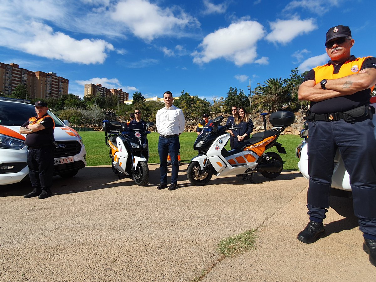 ProteCivilSCTF's tweet image. Desde esta semana tenemos 4 nuevos vehículos para @ProteCivilSCTF @CECOPALSC y es un placer presentarlos. Dos motos eléctricas #CEvolution @BMWEspana una furgoneta #Transit para transporte de personal y un #Ranger @FordSpain