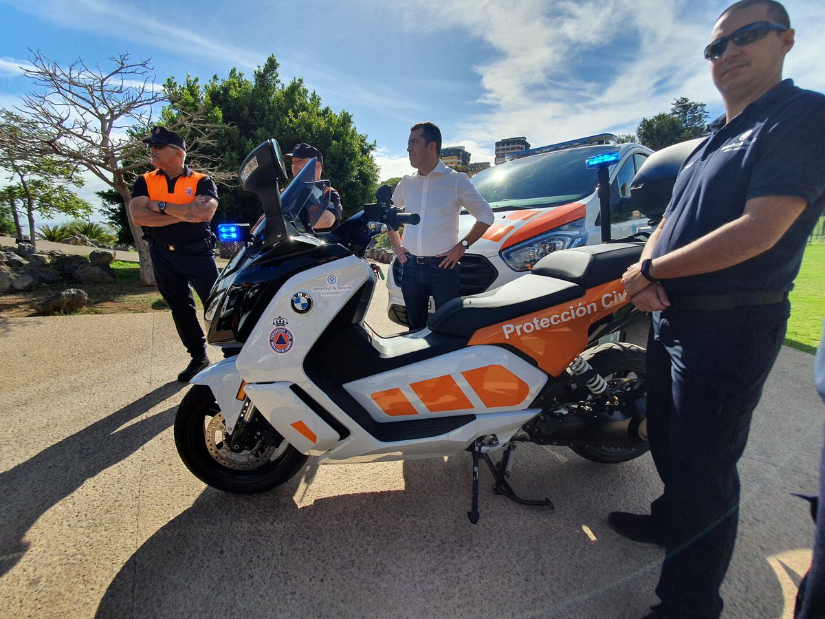 ProteCivilSCTF's tweet image. Desde esta semana tenemos 4 nuevos vehículos para @ProteCivilSCTF @CECOPALSC y es un placer presentarlos. Dos motos eléctricas #CEvolution @BMWEspana una furgoneta #Transit para transporte de personal y un #Ranger @FordSpain