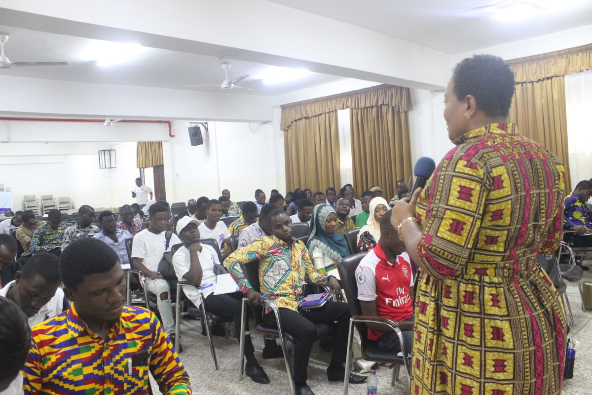 #AnnualIntegirtySchool currently ongoing:

Programmes Manager for @GhanaIntegrity making a presentation on 'Understanding the Nexus of Integrity and Corruption' Participating schools include UG, UPSA, UDS and UEW

#Youth4Integrity 
@awelanamary
 @nccegh
 @CHRAJGHANA