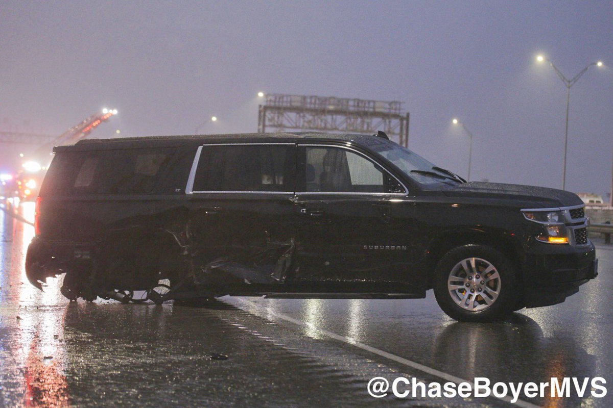 newsphotogchase's tweet photo. #BREAKING Three people hospitalized, one in critical condition after a four vehicle accident on NE Loop 820 in North Richland Hills caused by wrong-way driver. @MVSDFW #MVSDFW #DFWNews https://t.co/1rD4GZc9R2